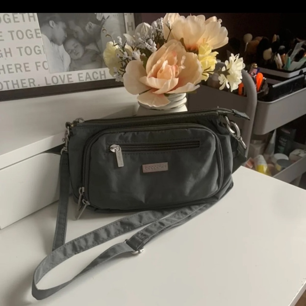 NWOT baggallini worn as crossbody or wristlet